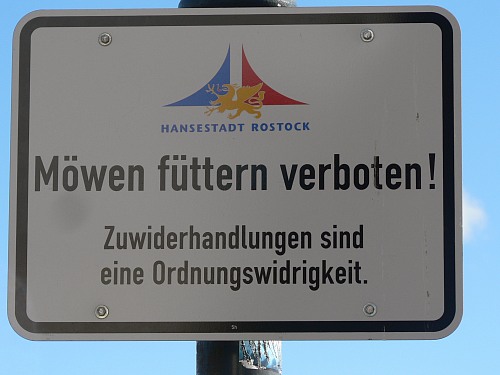 Rostock Warnemünde
     Information sign: Do not feed the birds!<br />
Küste - Strand, Tourismus, Hinterland, Öffentlicher Bereich/Strand
Dörte Salecker